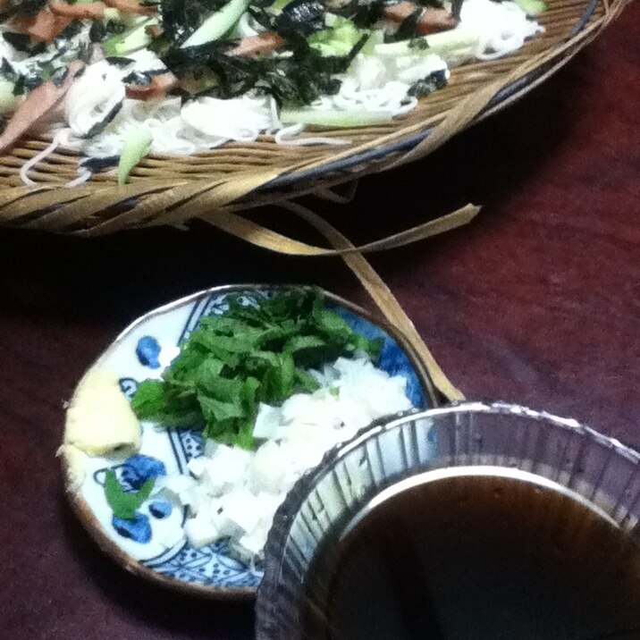 チャーシューときゅうりの黒酢そうめん